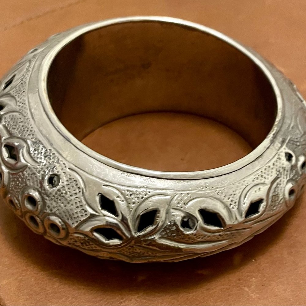 VTG Silvertone Floral Cutout Bangle